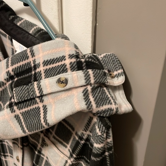 Time and True Soft Button Up Flannel Shirt 👚 Size Large. Black, Gray And Pink. - Picture 4 of 7